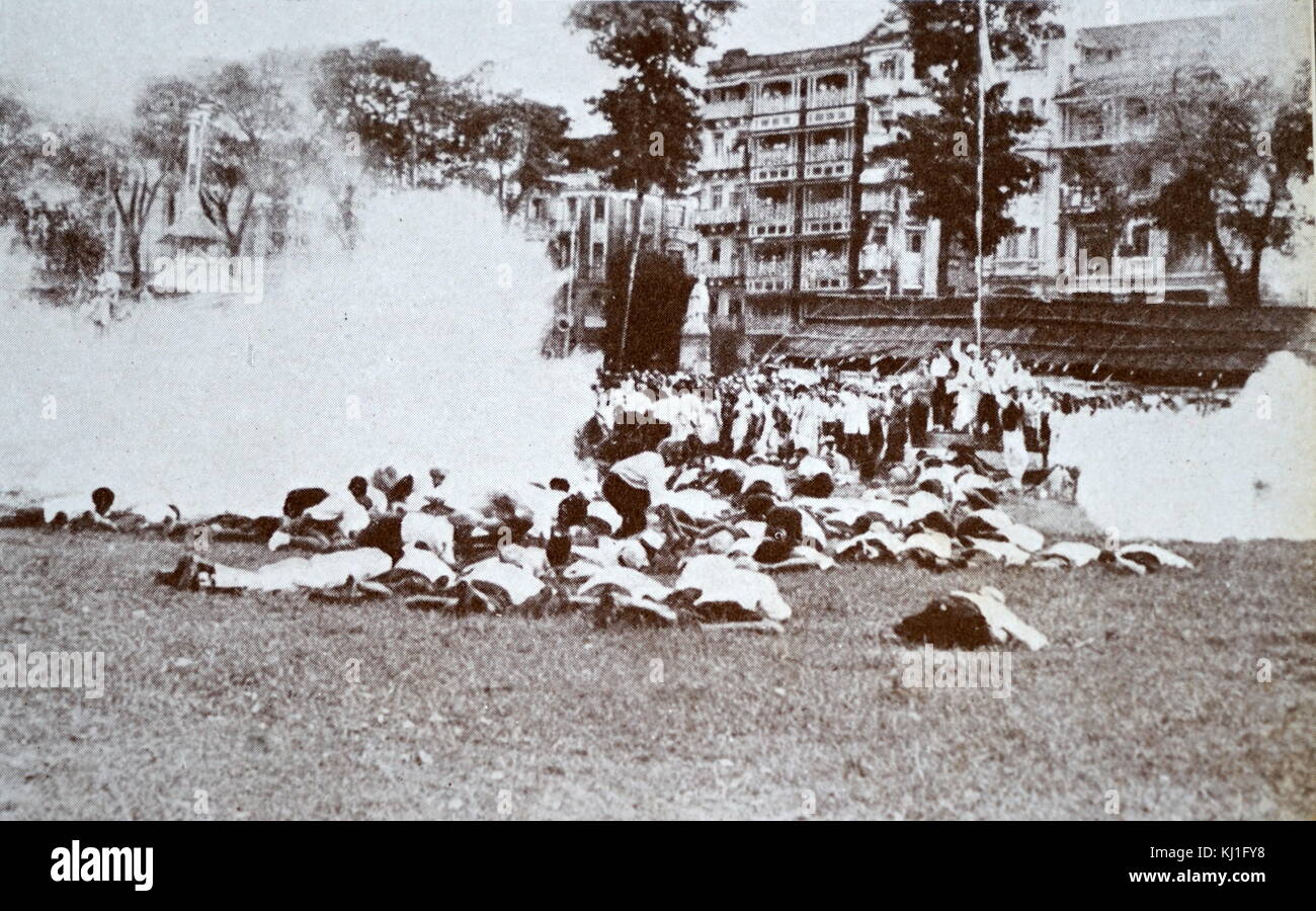 Mohandas Gandhi (1869 - 1948) a été conduit à Gowalia Tank Maidan, Mumbai, où il a appelé ses compatriotes à lancer le mouvement de quitter l'Inde. La police plus tard utilisé des gaz lacrymogènes pour disperser la foule qui s'étaient rassemblés au Gowalia. Gandhi a été le principal chef de l'indépendance de l'Inde en mouvement a décidé de l'Inde. Banque D'Images