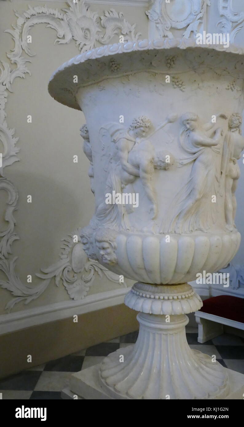 1780 copie de la Vase Médicis. Le Vase Médicis est un monumental en forme de cloche sculpté cratère à Athènes dans la seconde moitié du 1er siècle de notre ère qu'un ornement de jardin pour le marché romain. Il est maintenant dans la galerie des Offices à Florence Banque D'Images