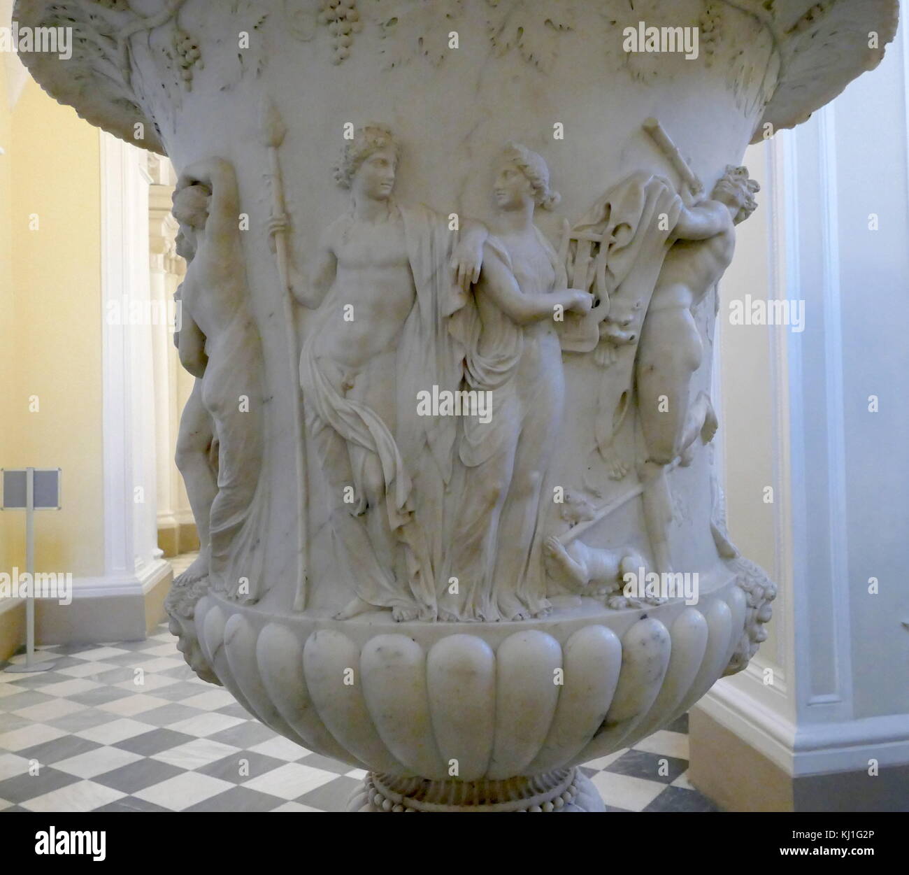 1780 copie de la Vase Médicis. Le Vase Médicis est un monumental en forme de cloche sculpté cratère à Athènes dans la seconde moitié du 1er siècle de notre ère qu'un ornement de jardin pour le marché romain. Il est maintenant dans la galerie des Offices à Florence Banque D'Images