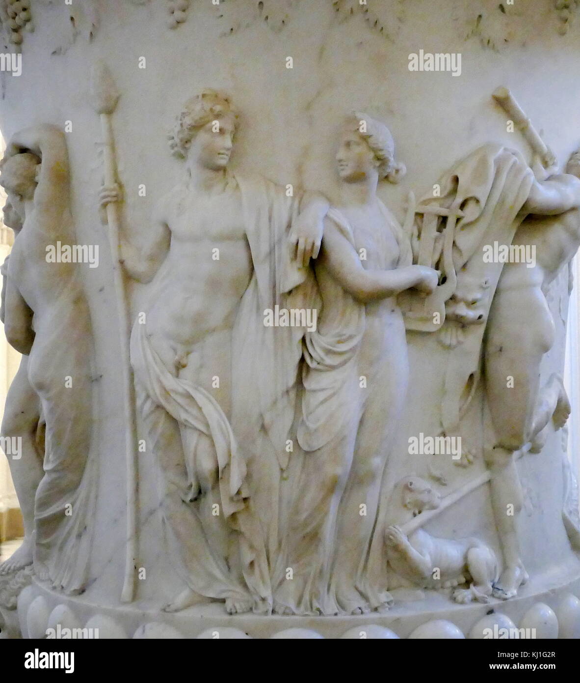 1780 copie de la Vase Médicis. Le Vase Médicis est un monumental en forme de cloche sculpté cratère à Athènes dans la seconde moitié du 1er siècle de notre ère qu'un ornement de jardin pour le marché romain. Il est maintenant dans la galerie des Offices à Florence Banque D'Images