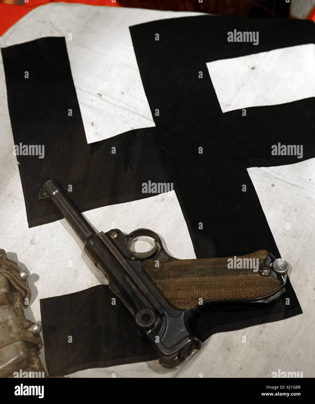 Pistolet Luger allemand P.08. Drapeau Nazi, capturés lors de la