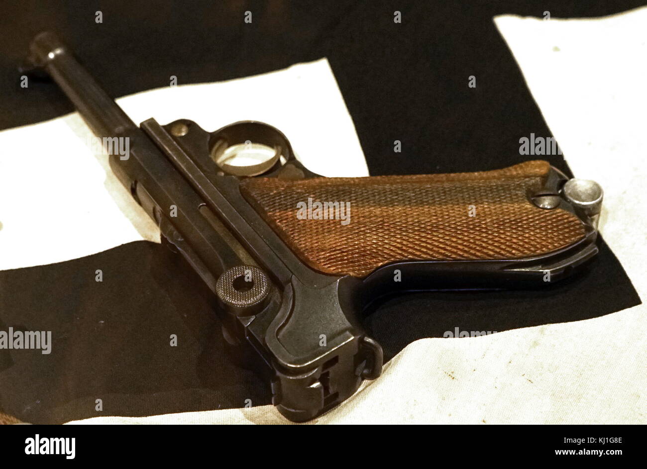 Pistolet Luger allemand P.08. Drapeau Nazi, capturés lors de la libération de la France dans la seconde guerre mondiale Banque D'Images