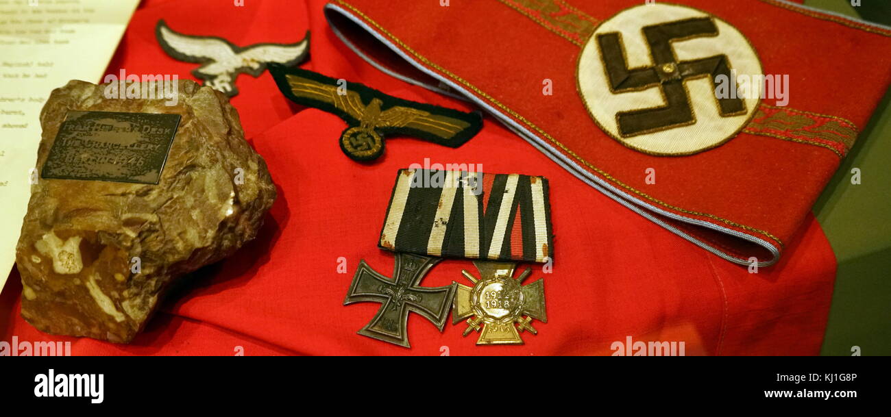 Brassard nazi allemand, et des médailles ainsi que d'autres insignes capturés lors de la libération de la France dans la seconde guerre mondiale. L'article de d'Adolf Hitler 24. Retiré de la Führer Bunker sous la chancellerie à Berlin, par le Lt Col Richard large MC, Seaforth Highlanders, le bureau avait été brisé en morceaux par des soldats russes en mai 1945, lors de la seconde guerre mondiale Banque D'Images