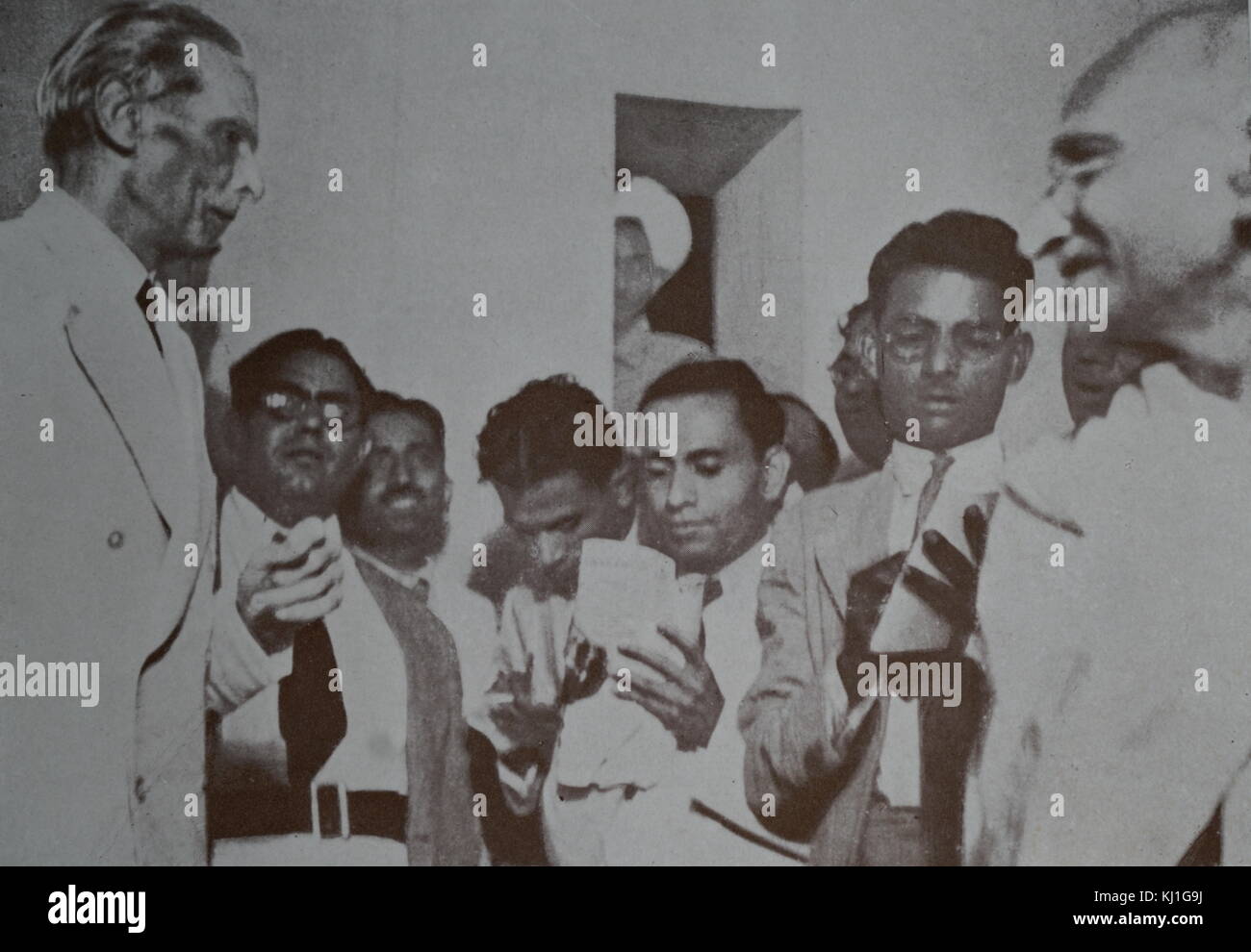 Jinnah se réunit avec le Mahatma Gandhi en 1947. Muhammad Ali Jinnah (1876 - 1948), homme politique, et le fondateur du Pakistan Banque D'Images