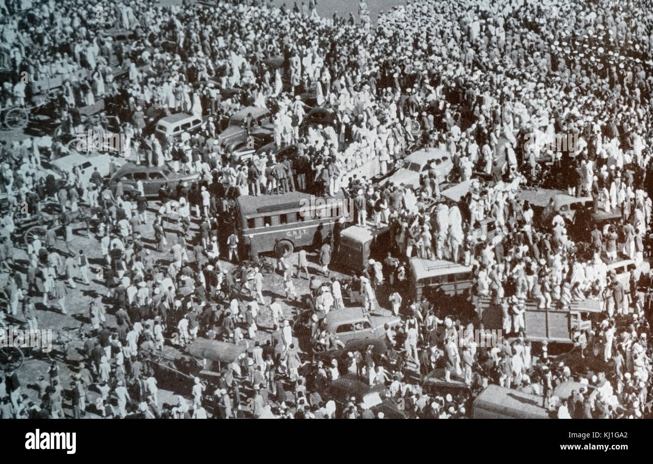 Funérailles de Mohandas Karamchand Gandhi après qu'il a été assassiné dans le jardin de la Birla House, le 30 janvier 1948. Gandhi (1869 - 1948), était le principal leader de l'indépendance de l'Inde en mouvement a décidé de l'Inde. Emploi de désobéissance civile non-violente, Gandhi a mené l'Inde à l'indépendance et a inspiré des mouvements pour les droits civils et la liberté à travers le monde Banque D'Images