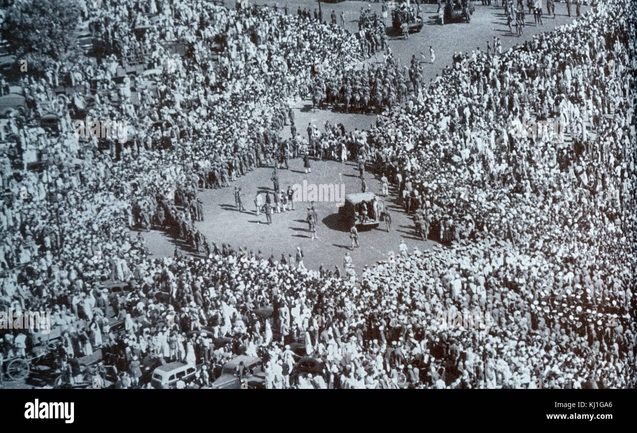 Funérailles de Mohandas Karamchand Gandhi après qu'il a été assassiné dans le jardin de la Birla House, le 30 janvier 1948. Gandhi (1869 - 1948), était le principal leader de l'indépendance de l'Inde en mouvement a décidé de l'Inde. Emploi de désobéissance civile non-violente, Gandhi a mené l'Inde à l'indépendance et a inspiré des mouvements pour les droits civils et la liberté à travers le monde Banque D'Images