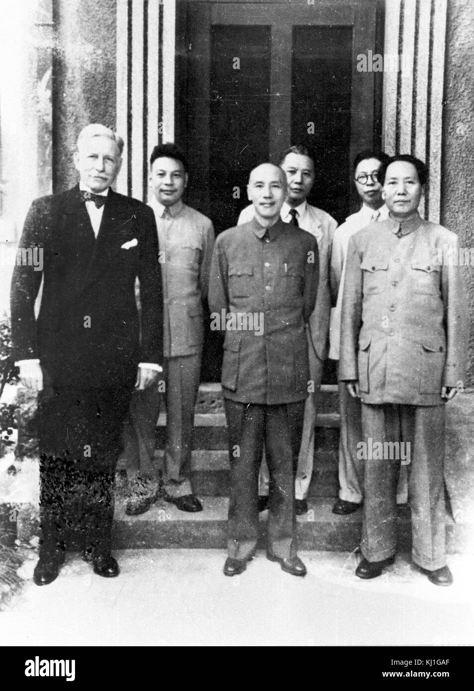 Président de la Chine nationaliste, Chiang Kai-shek avec leader communiste chinois Mao Zedong, réunion à Chongqing, Chine, 1945. L'ambassadeur américain, Patrick Hurley est de son côté Banque D'Images