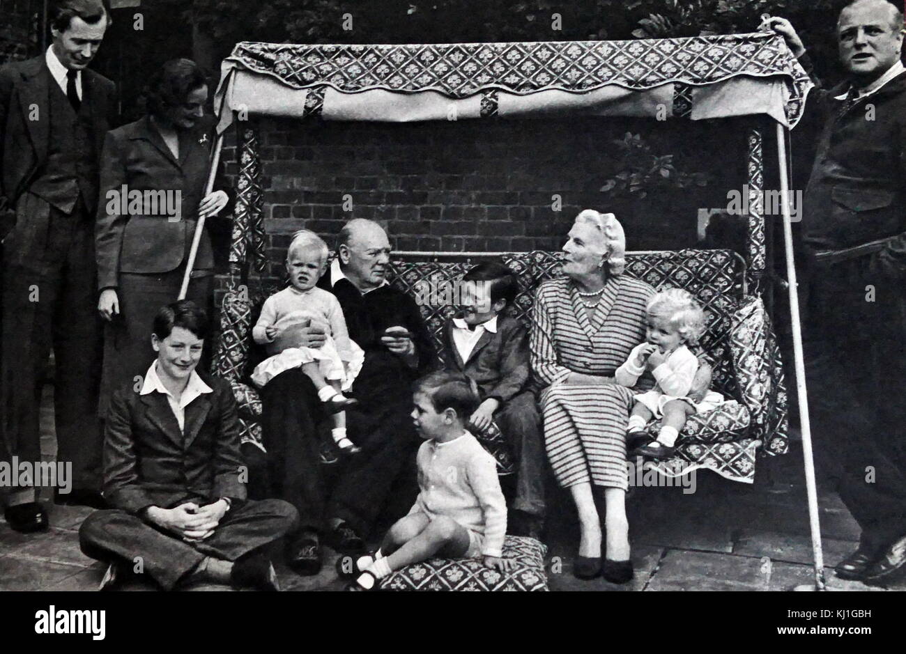 Sir Winston et lady Clementine Churchill avec petits-enfants 1951. Sir Winston Churchill (1874 - 1965) était un homme d'État britannique qui fut le premier ministre du Royaume-Uni de 1940 à 1945 et de nouveau de 1951 à 1955. Banque D'Images