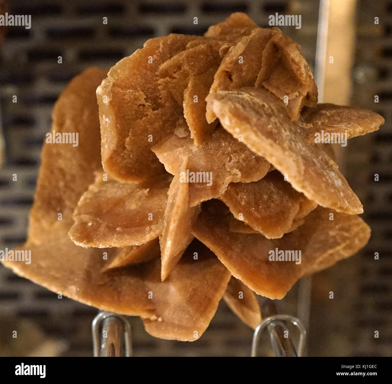 Desert Rose est le nom familier donné à rose-comme des formations des grappes de cristaux de gypse ou de baryte qui comprennent une abondance de grains de sable. Les pétales de 'cristaux' sont sur le c aplati de l'axe cristallographique, Fanning s'ouvrent dans la membrane des grappes de cristal aplati. Banque D'Images