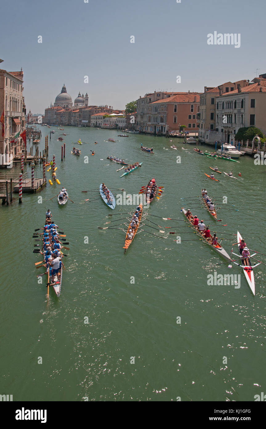 Bateaux à rames et canoës sur le Grand Canal Venise Italie lors du festival d'aviron Lunga Volga vu du pont de l'Accademia Santa Maria della Salute Banque D'Images