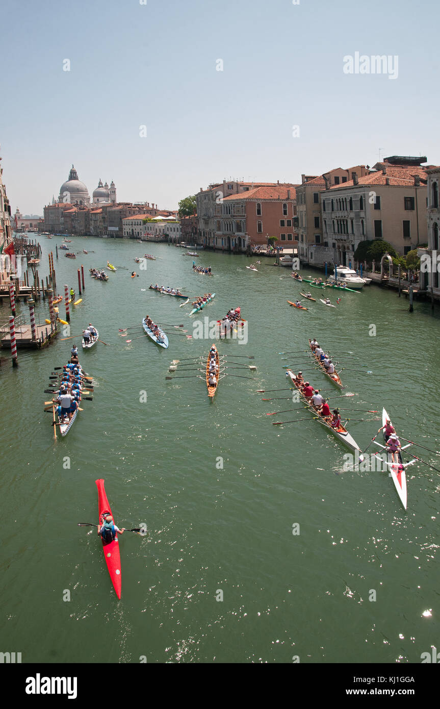 Bateaux à rames et canoës sur le Grand Canal Venise Italie lors du festival d'aviron Lunga Volga vu du pont de l'Accademia Santa Maria della Salute Banque D'Images