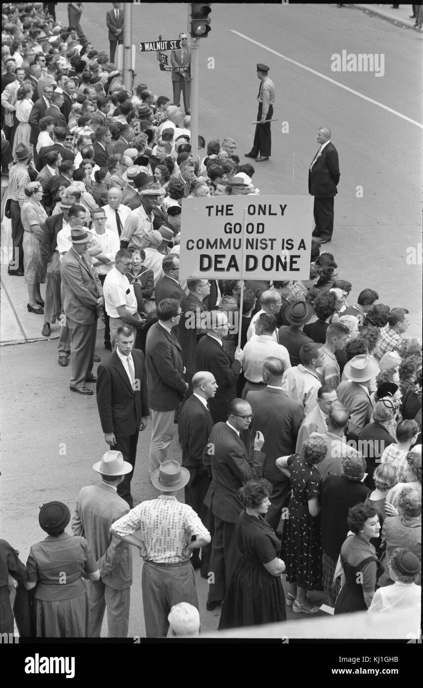 Foule rassemblée sur la rue pour voir le russe, le dirigeant soviétique, Nikita Khrouchtchev, arriver à Des Moines, Iowa, lors de sa visite aux USA en 1959 Banque D'Images