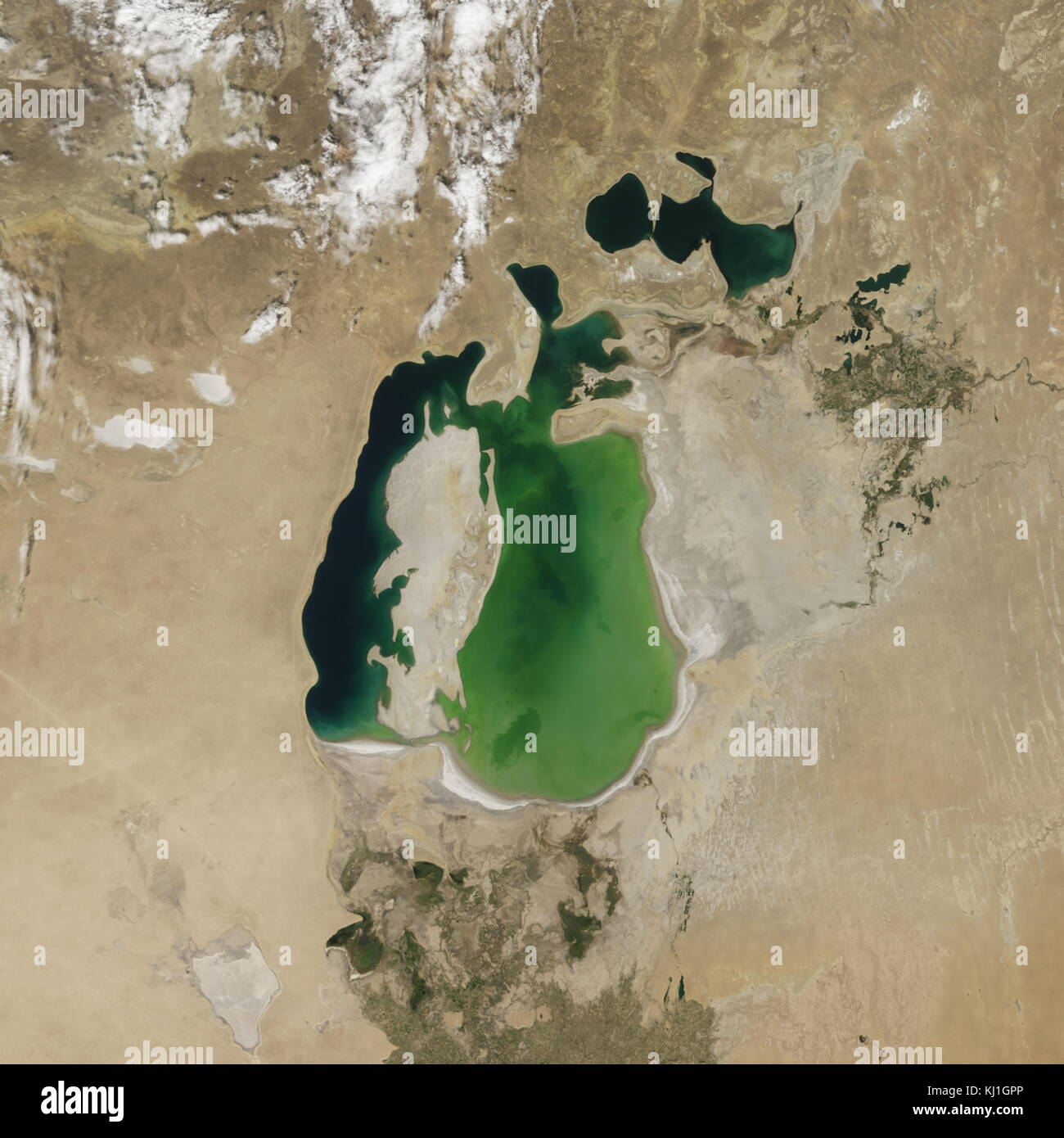 Image satellite de la diminution de l'aral prises en 2000. L'Aral, est un lac situé entre le Kazakhstan, dans le nord et l'Ouzbékistan au sud. Le nom se traduit à peu près comme "d'Îles", se référant à plus de 1 100 îles qui une fois parsemé ses eaux ; autrefois l'un des quatre plus grands lacs au monde avec une superficie de 68 000 km2 (26 300 km²), la mer d'Aral n'a cessé de diminuer depuis les années 1960, après l'eau qui l'alimentait ont été détournées par les projets d'irrigation soviétique. Banque D'Images