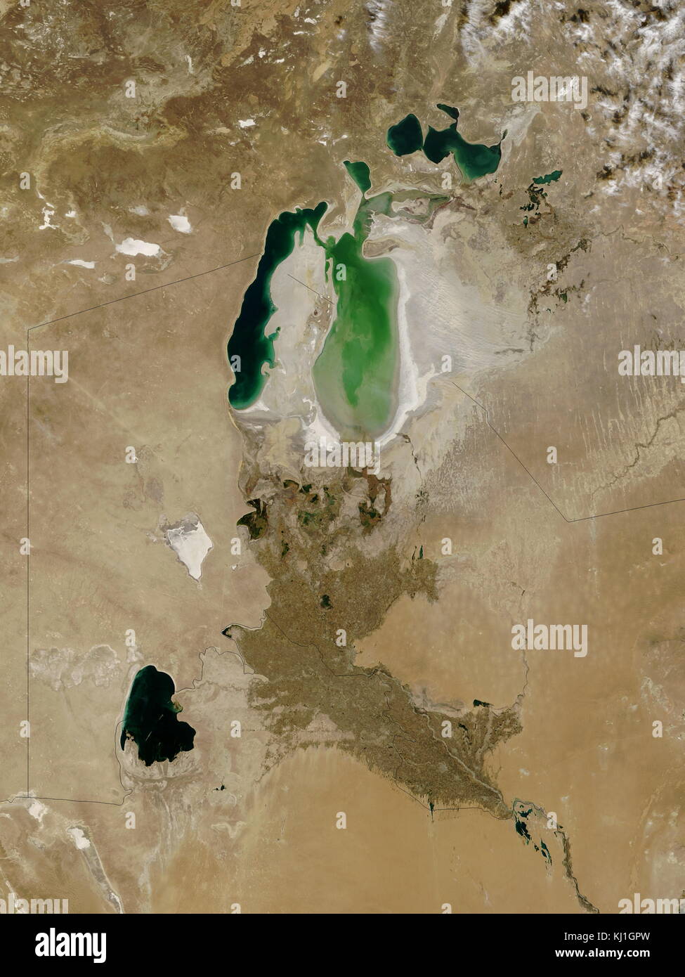Image satellite de la diminution de l'aral prises en 2003. L'Aral, est un lac situé entre le Kazakhstan, dans le nord et l'Ouzbékistan au sud. Le nom se traduit à peu près comme "d'Îles", se référant à plus de 1 100 îles qui une fois parsemé ses eaux ; autrefois l'un des quatre plus grands lacs au monde avec une superficie de 68 000 km2 (26 300 km²), la mer d'Aral n'a cessé de diminuer depuis les années 1960, après l'eau qui l'alimentait ont été détournées par les projets d'irrigation soviétique. Banque D'Images