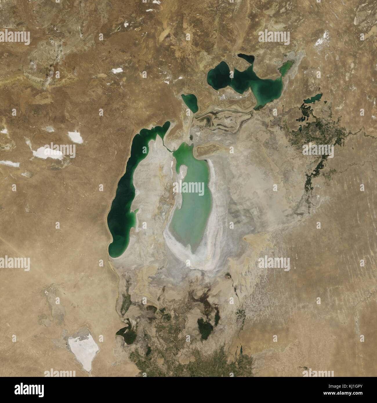 Image satellite de la diminution de l'aral prises en 2007. L'Aral, est un lac situé entre le Kazakhstan, dans le nord et l'Ouzbékistan au sud. Le nom se traduit à peu près comme "d'Îles", se référant à plus de 1 100 îles qui une fois parsemé ses eaux ; autrefois l'un des quatre plus grands lacs au monde avec une superficie de 68 000 km2 (26 300 km²), la mer d'Aral n'a cessé de diminuer depuis les années 1960, après l'eau qui l'alimentait ont été détournées par les projets d'irrigation soviétique. Banque D'Images