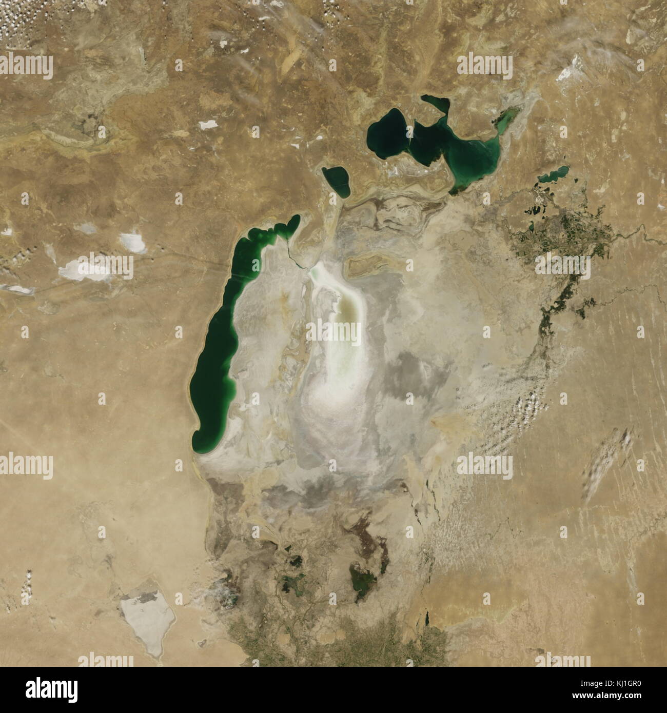 Image satellite de la diminution de l'aral prises en 2009. L'Aral, est un lac situé entre le Kazakhstan, dans le nord et l'Ouzbékistan au sud. Le nom se traduit à peu près comme "d'Îles", se référant à plus de 1 100 îles qui une fois parsemé ses eaux ; autrefois l'un des quatre plus grands lacs au monde avec une superficie de 68 000 km2 (26 300 km²), la mer d'Aral n'a cessé de diminuer depuis les années 1960, après l'eau qui l'alimentait ont été détournées par les projets d'irrigation soviétique. Banque D'Images