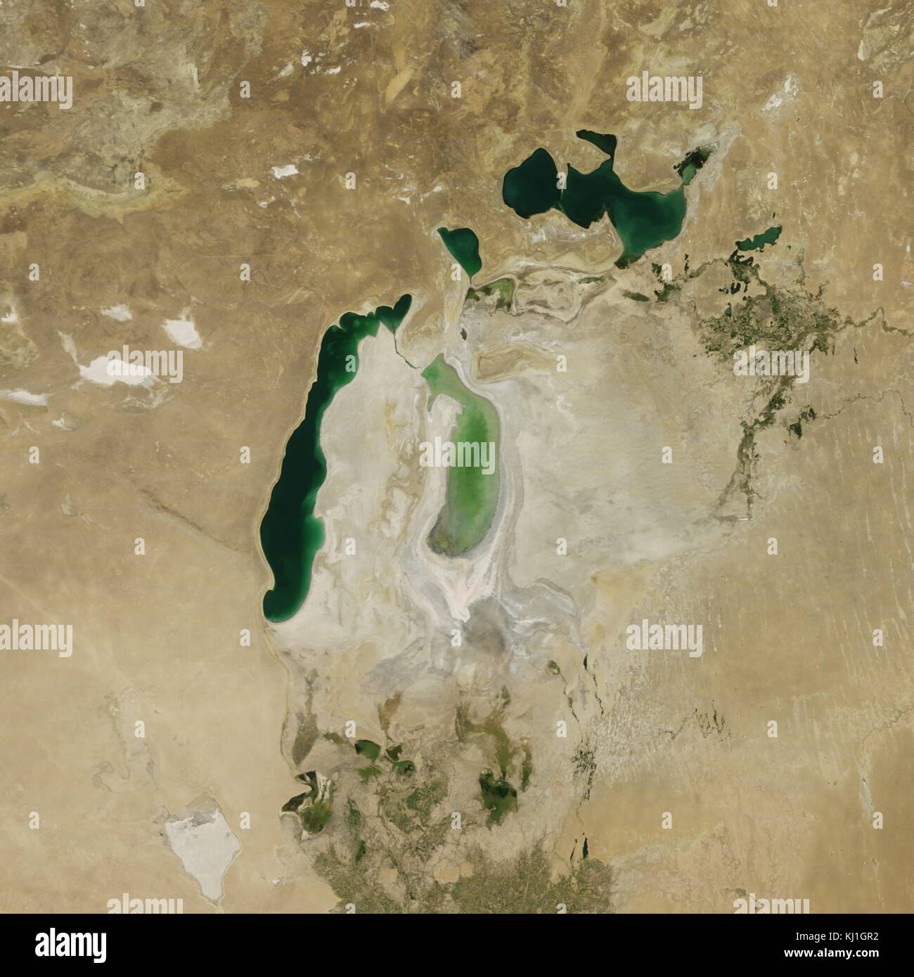 Image satellite de la diminution de l'aral prises en 2011. L'Aral, est un lac situé entre le Kazakhstan, dans le nord et l'Ouzbékistan au sud. Le nom se traduit à peu près comme "d'Îles", se référant à plus de 1 100 îles qui une fois parsemé ses eaux ; autrefois l'un des quatre plus grands lacs au monde avec une superficie de 68 000 km2 (26 300 km²), la mer d'Aral n'a cessé de diminuer depuis les années 1960, après l'eau qui l'alimentait ont été détournées par les projets d'irrigation soviétique. Banque D'Images