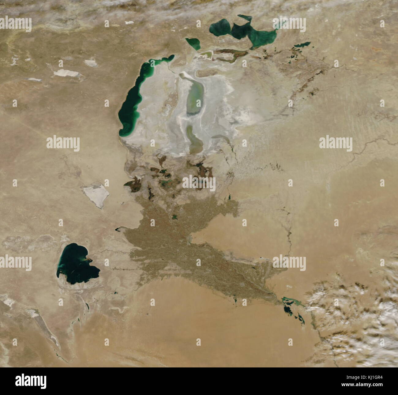 Image satellite de la diminution de l'aral prises en 2012. L'Aral, est un lac situé entre le Kazakhstan, dans le nord et l'Ouzbékistan au sud. Le nom se traduit à peu près comme "d'Îles", se référant à plus de 1 100 îles qui une fois parsemé ses eaux ; autrefois l'un des quatre plus grands lacs au monde avec une superficie de 68 000 km2 (26 300 km²), la mer d'Aral n'a cessé de diminuer depuis les années 1960, après l'eau qui l'alimentait ont été détournées par les projets d'irrigation soviétique. Banque D'Images