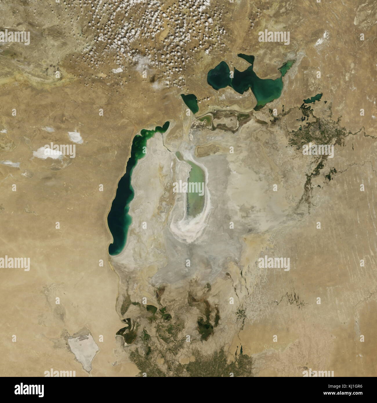 Image satellite de la diminution de l'aral prises en 2013. L'Aral, est un lac situé entre le Kazakhstan, dans le nord et l'Ouzbékistan au sud. Le nom se traduit à peu près comme "d'Îles", se référant à plus de 1 100 îles qui une fois parsemé ses eaux ; autrefois l'un des quatre plus grands lacs au monde avec une superficie de 68 000 km2 (26 300 km²), la mer d'Aral n'a cessé de diminuer depuis les années 1960, après l'eau qui l'alimentait ont été détournées par les projets d'irrigation soviétique. Banque D'Images