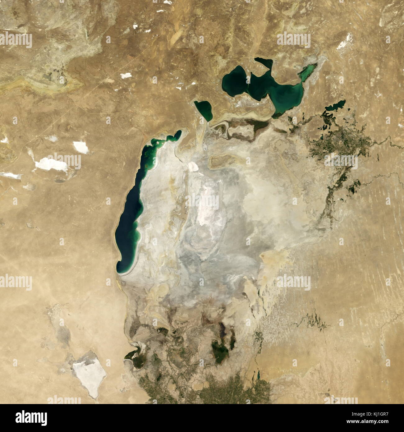 Image satellite de la diminution de l'aral prises en 2014. L'Aral, est un lac situé entre le Kazakhstan, dans le nord et l'Ouzbékistan au sud. Le nom se traduit à peu près comme "d'Îles", se référant à plus de 1 100 îles qui une fois parsemé ses eaux ; autrefois l'un des quatre plus grands lacs au monde avec une superficie de 68 000 km2 (26 300 km²), la mer d'Aral n'a cessé de diminuer depuis les années 1960, après l'eau qui l'alimentait ont été détournées par les projets d'irrigation soviétique. Banque D'Images