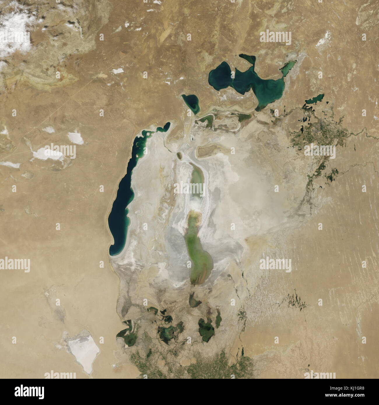 Image satellite de la diminution de l'aral prises en 2015. L'Aral, est un lac situé entre le Kazakhstan, dans le nord et l'Ouzbékistan au sud. Le nom se traduit à peu près comme "d'Îles", se référant à plus de 1 100 îles qui une fois parsemé ses eaux ; autrefois l'un des quatre plus grands lacs au monde avec une superficie de 68 000 km2 (26 300 km²), la mer d'Aral n'a cessé de diminuer depuis les années 1960, après l'eau qui l'alimentait ont été détournées par les projets d'irrigation soviétique. Banque D'Images