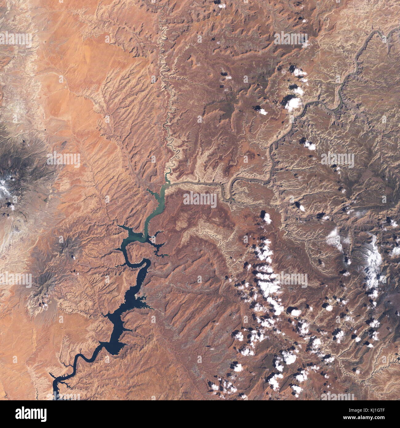 Lake Powell, est un réservoir sur la rivière Colorado, chevauchant la frontière entre l'Utah et l'Arizona (la plupart d'elle, avec pont en arc-en-ciel, est dans l'Utah). C'est le deuxième plus grand réservoir de capacité maximale de l'eau aux États-Unis derrière le Lac Mead. Image satellite, prises en 2002 Banque D'Images