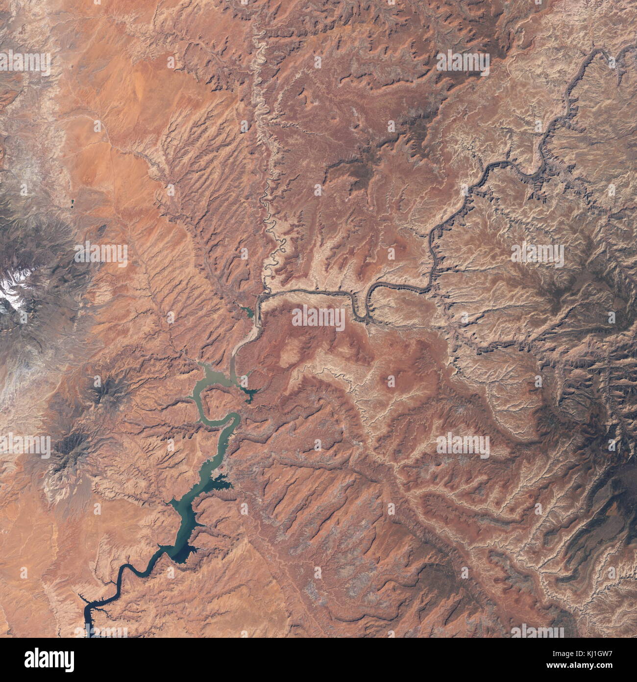 Lake Powell, est un réservoir sur la rivière Colorado, chevauchant la frontière entre l'Utah et l'Arizona (la plupart d'elle, avec pont en arc-en-ciel, est dans l'Utah). C'est le deuxième plus grand réservoir de capacité maximale de l'eau aux États-Unis derrière le Lac Mead. Image satellite, prises en 2008 Banque D'Images