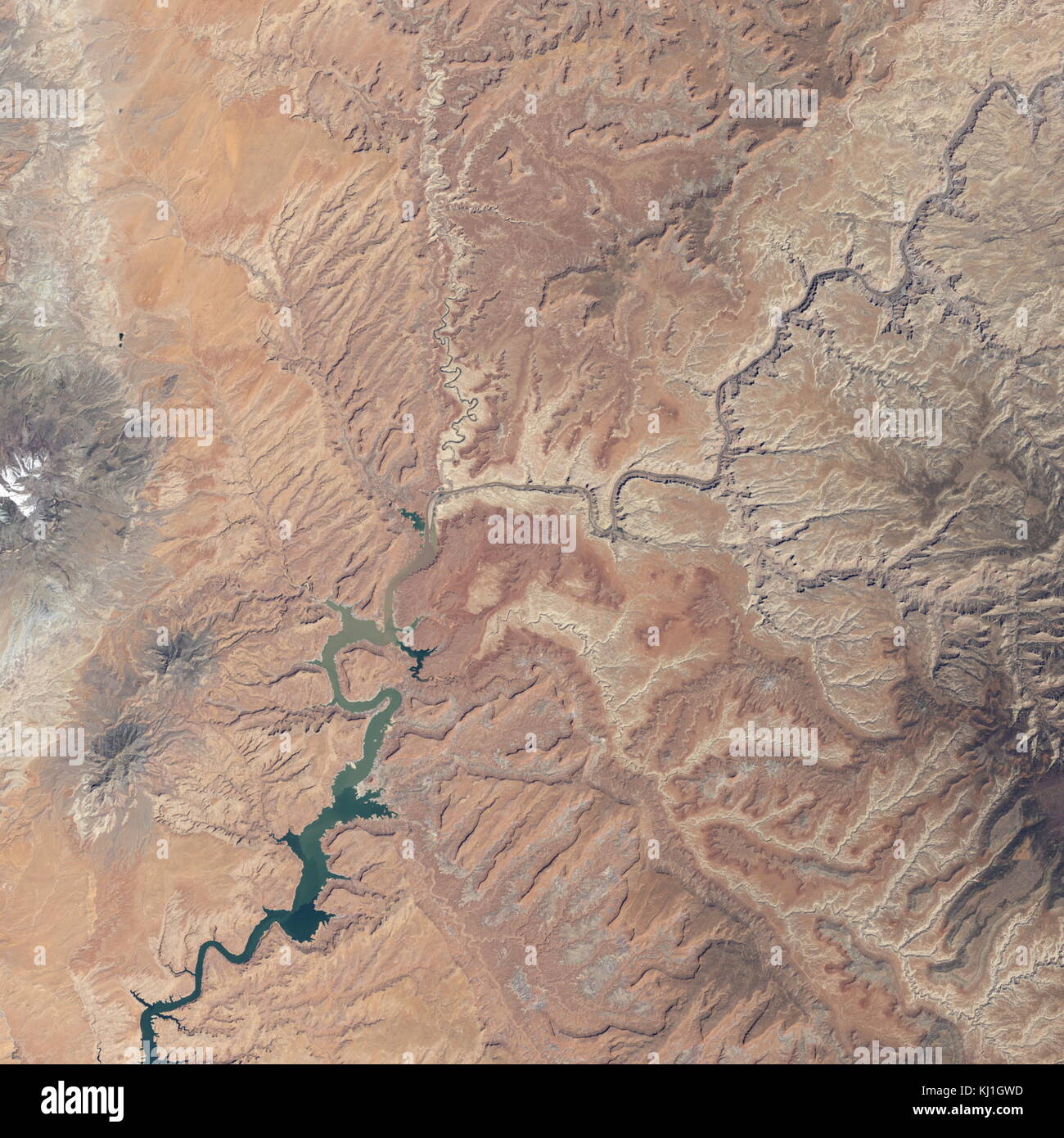 Lake Powell, est un réservoir sur la rivière Colorado, chevauchant la frontière entre l'Utah et l'Arizona (la plupart d'elle, avec pont en arc-en-ciel, est dans l'Utah). C'est le deuxième plus grand réservoir de capacité maximale de l'eau aux États-Unis derrière le Lac Mead. Image satellite, prises en 20101 Banque D'Images