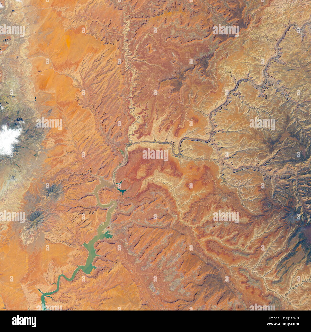 Lake Powell, est un réservoir sur la rivière Colorado, chevauchant la frontière entre l'Utah et l'Arizona (la plupart d'elle, avec pont en arc-en-ciel, est dans l'Utah). C'est le deuxième plus grand réservoir de capacité maximale de l'eau aux États-Unis derrière le Lac Mead. Image satellite, prises en 2014 Banque D'Images