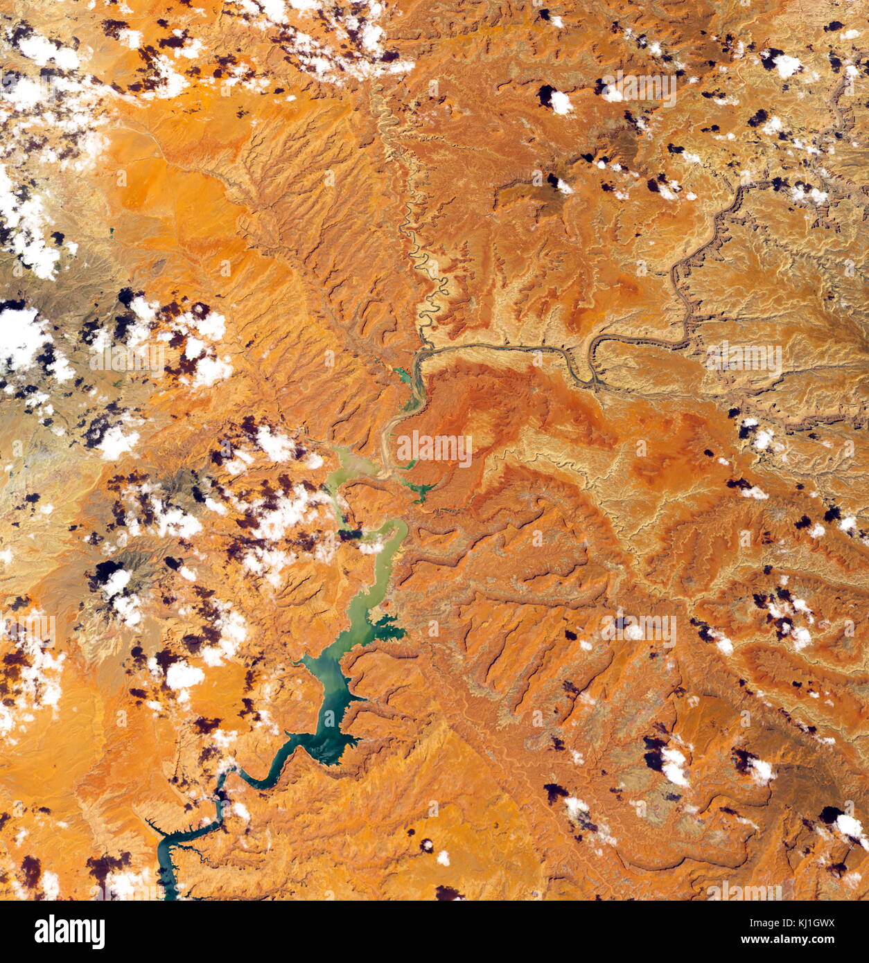 Lake Powell, est un réservoir sur la rivière Colorado, chevauchant la frontière entre l'Utah et l'Arizona (la plupart d'elle, avec pont en arc-en-ciel, est dans l'Utah). C'est le deuxième plus grand réservoir de capacité maximale de l'eau aux États-Unis derrière le Lac Mead. Image satellite, prises en 2016 Banque D'Images