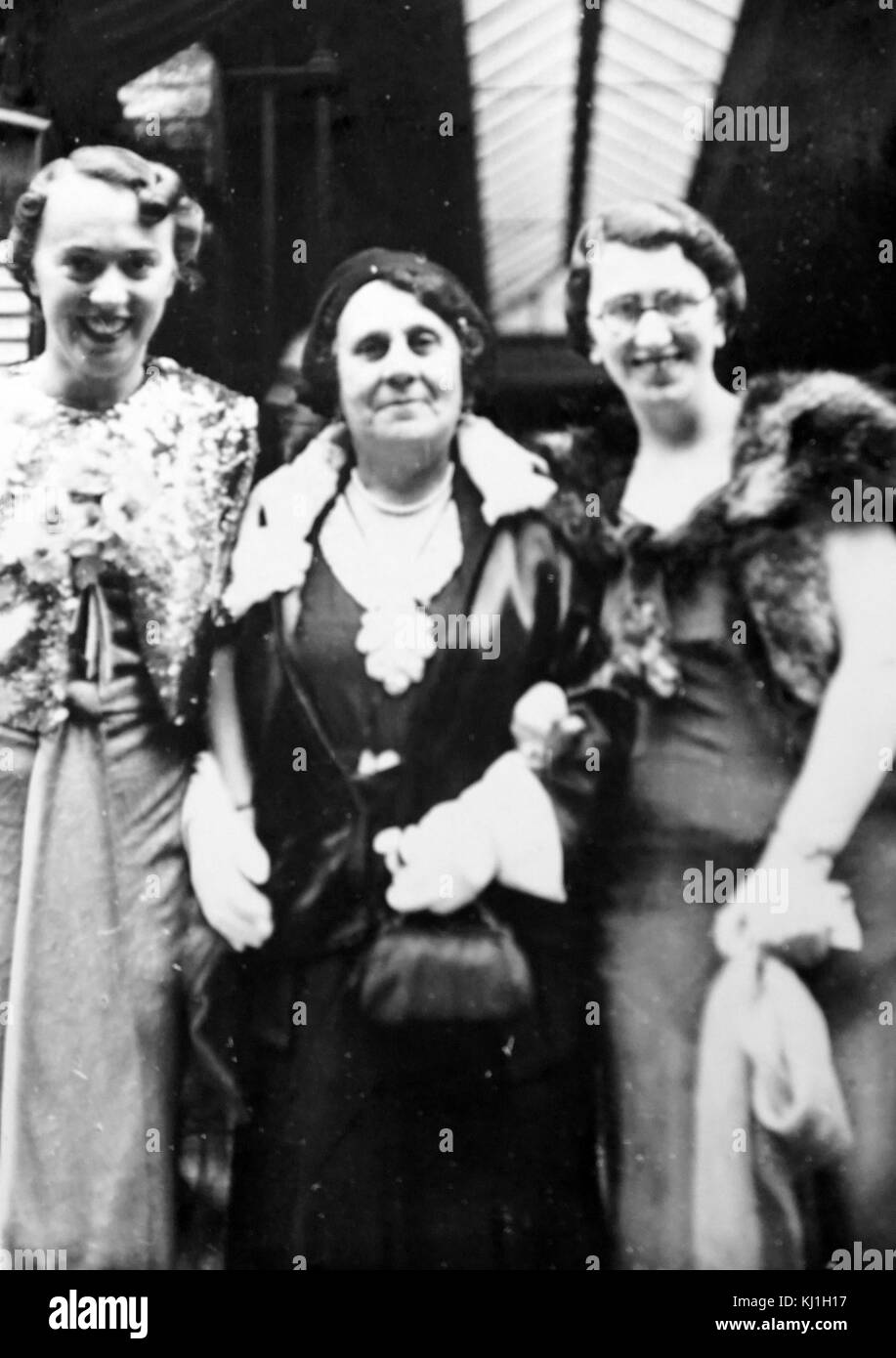 Mère avec filles adultes billet pour un mariage à Londres en 1935 Banque D'Images
