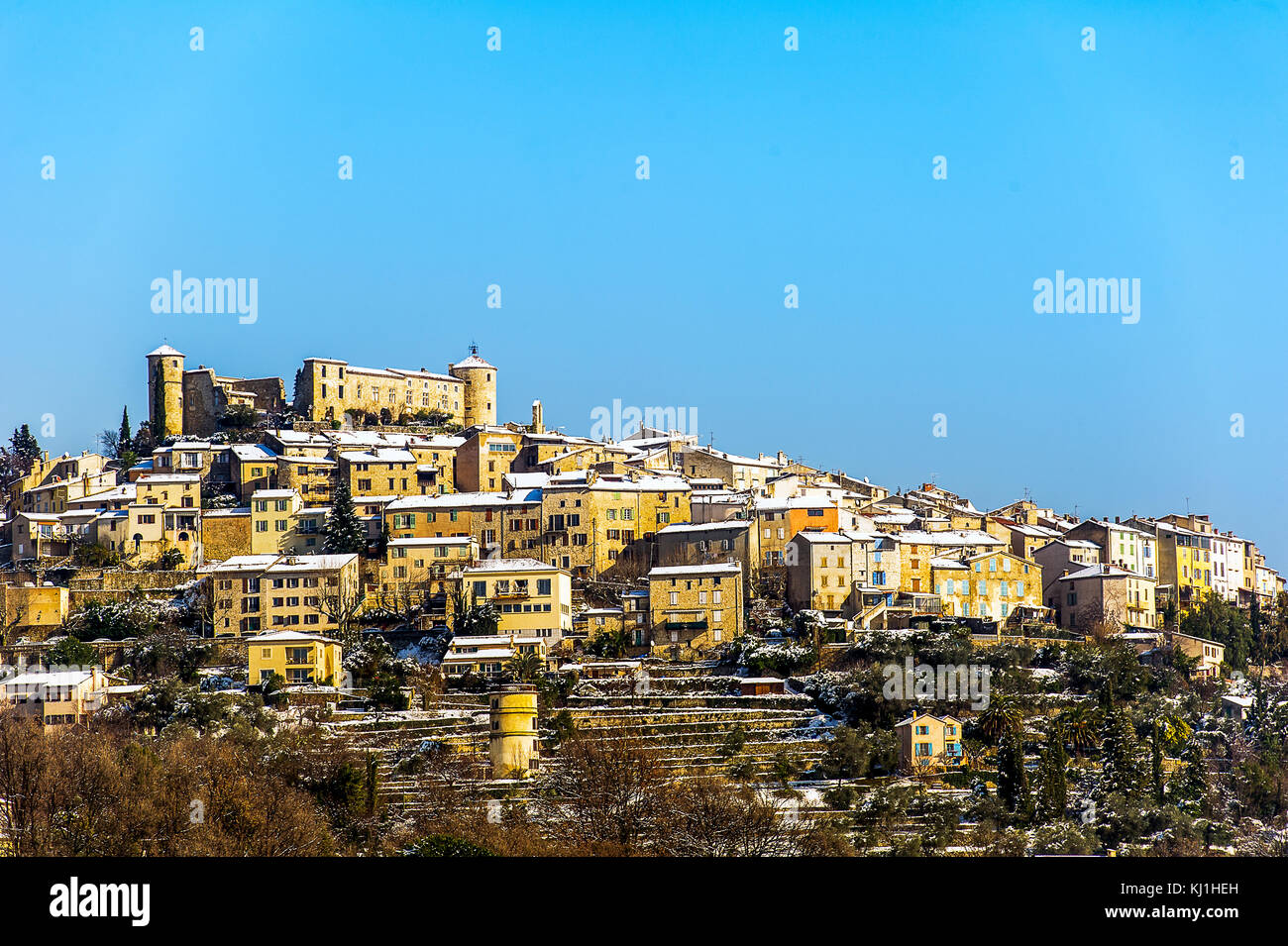 La France. Var (83), Pays de Fayence. Le village perché de Callian sous la neige Banque D'Images