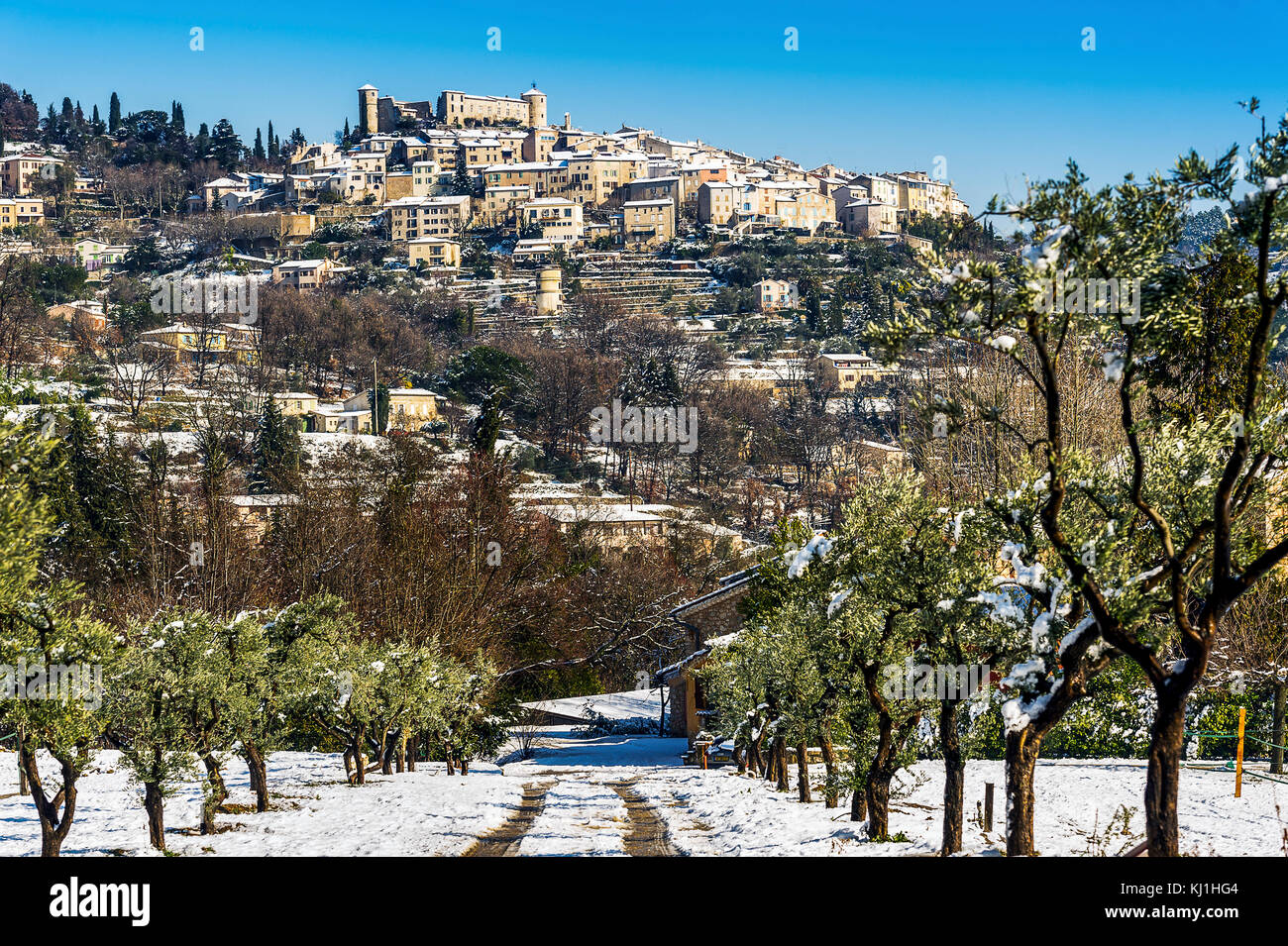 La France. Var (83), Pays de Fayence. Le village perché de Callian sous la neige Banque D'Images