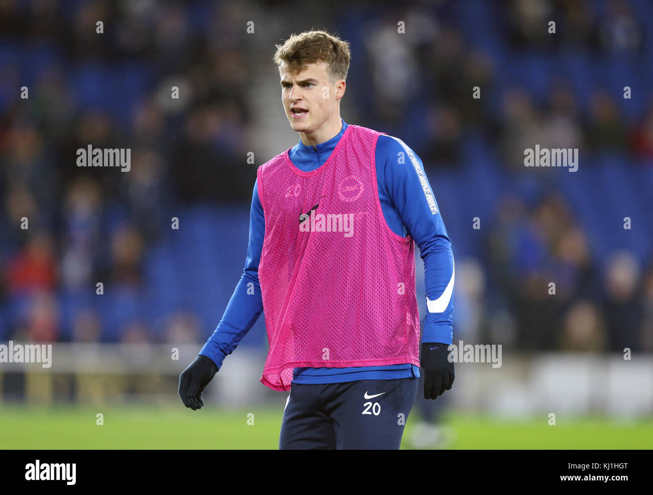 Brighton & Hove Albion's Solly March se réchauffe avant le match de la Premier League au stade AMEX de Brighton. APPUYEZ SUR ASSOCIATION photo. Date de la photo: Lundi 20 novembre 2017. Voir PA Story FOOTBALL Brighton. Le crédit photo devrait se lire comme suit : Gareth Fuller/PA Wire. RESTRICTIONS : aucune utilisation avec des fichiers audio, vidéo, données, listes de présentoirs, logos de clubs/ligue ou services « en direct » non autorisés. Utilisation en ligne limitée à 75 images, pas d'émulation vidéo. Aucune utilisation dans les Paris, les jeux ou les publications de club/ligue/joueur unique. Banque D'Images