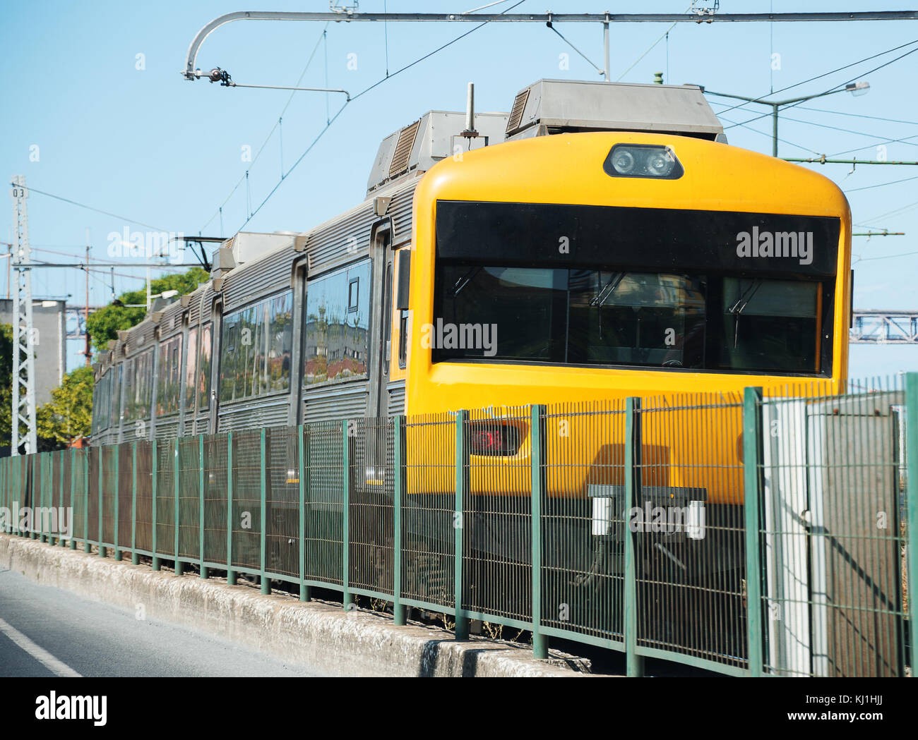 Train jaune à unités multiples dans la ville. Banque D'Images