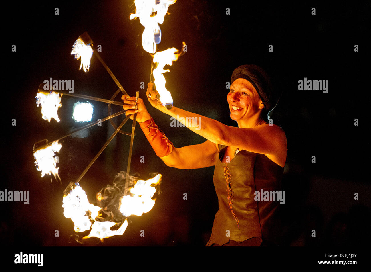 Europe, France, Var, Fayence. Fête médiévale. Performance avec une roue enflammée. Banque D'Images