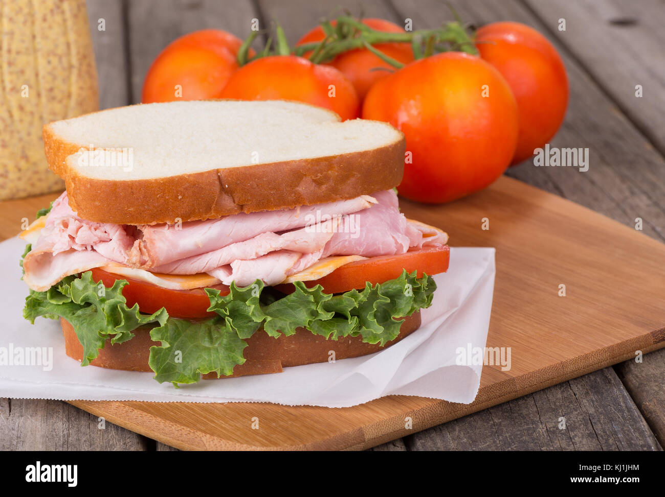 Le jambon délicieux sandwich avec salade, tomate et fromage Banque D'Images