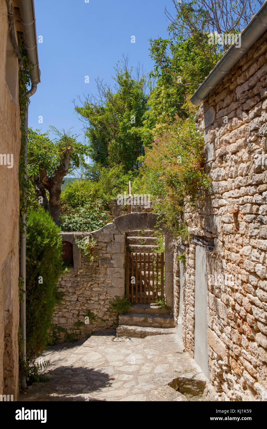 Maison ancienne dans le village médiéval de Simiane-la-Rotonde, Provence, France Banque D'Images