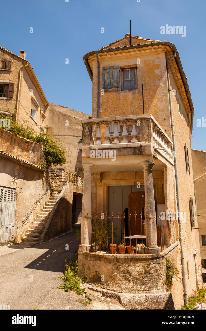 Maison ancienne dans le village médiéval de Simiane-la-Rotonde, Provence, France Banque D'Images