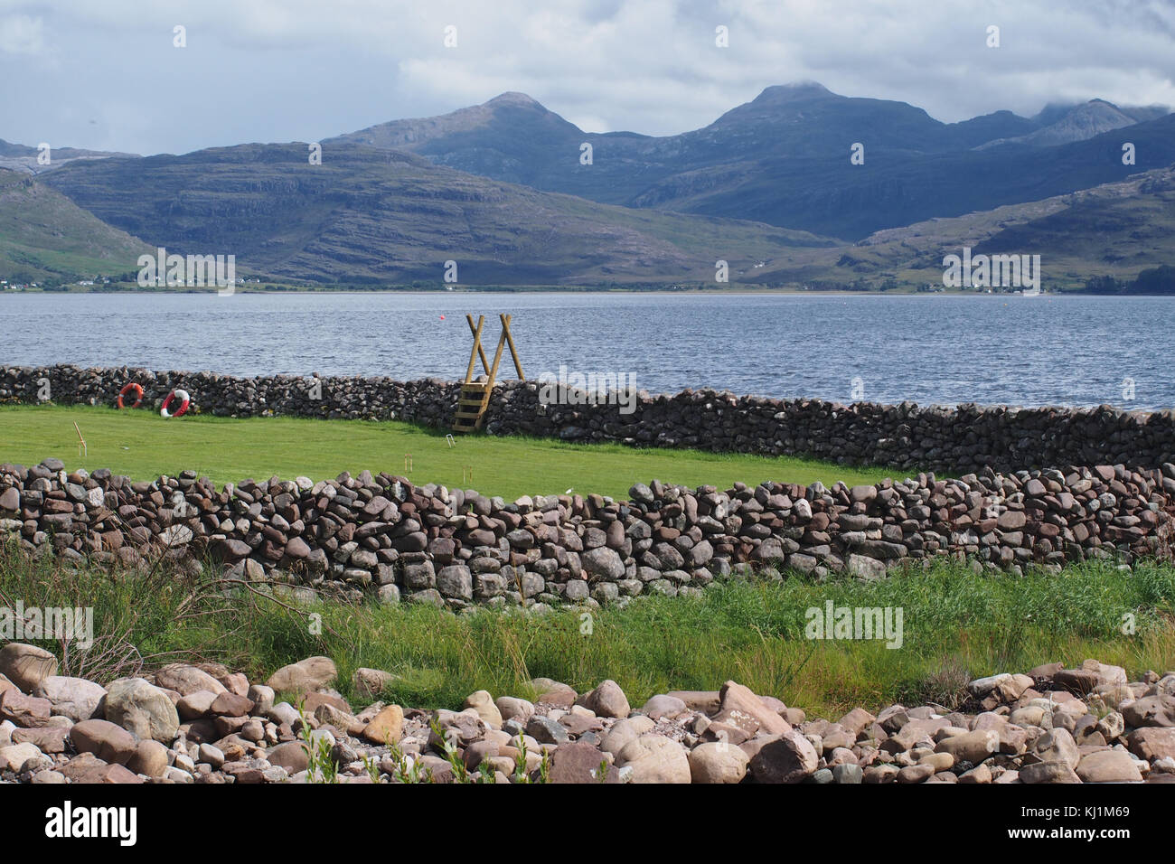 Vue sur Upper Loch Torridon d Inveralligin aux montagnes au-delà, de l'Écosse Banque D'Images