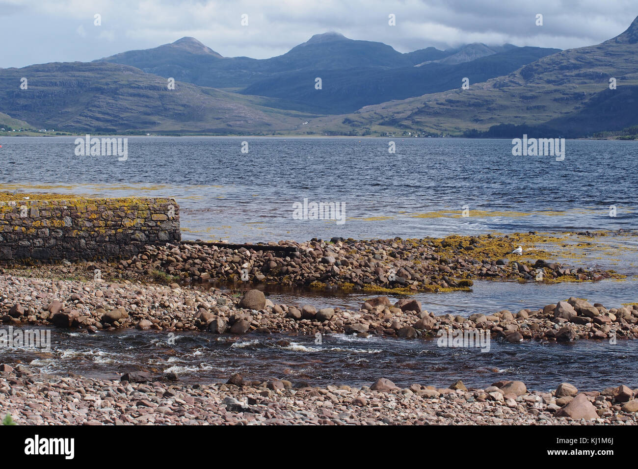 Vue sur Upper Loch Torridon d Inveralligin aux montagnes au-delà, de l'Écosse Banque D'Images