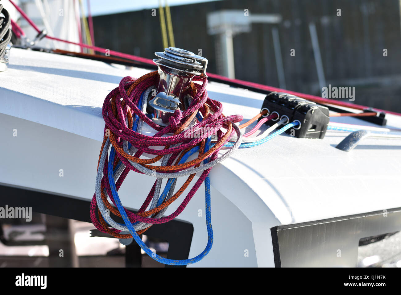 Détails de treuils et de cordes sur bateau à voile, bateau racer. concept vue horizontale. Banque D'Images