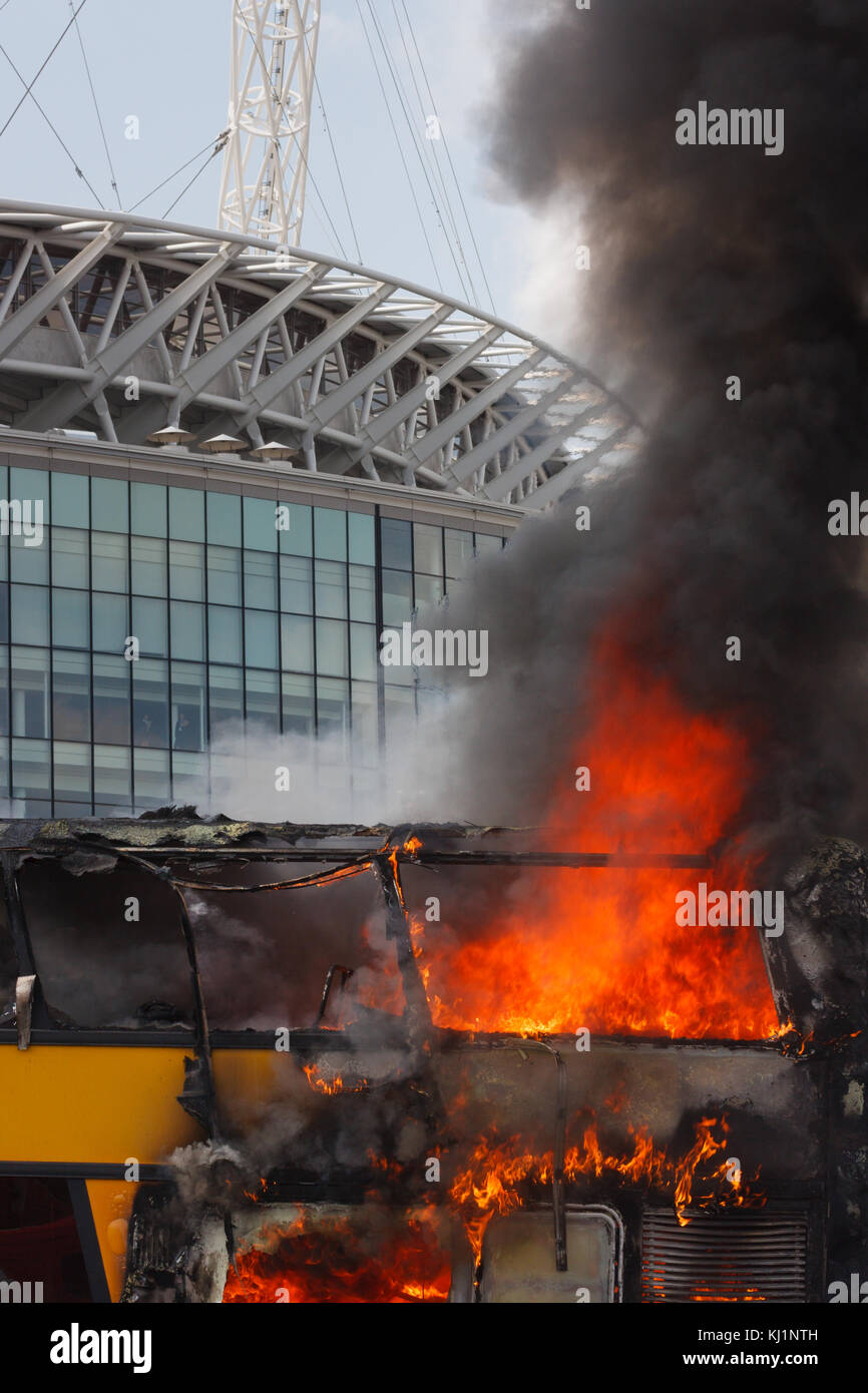 Partisans coach prend feu dans un parking au stade de Wembley, juste avant le coup d'envoi du bouclier de la Communauté. Samedi 9 août 2009 Banque D'Images