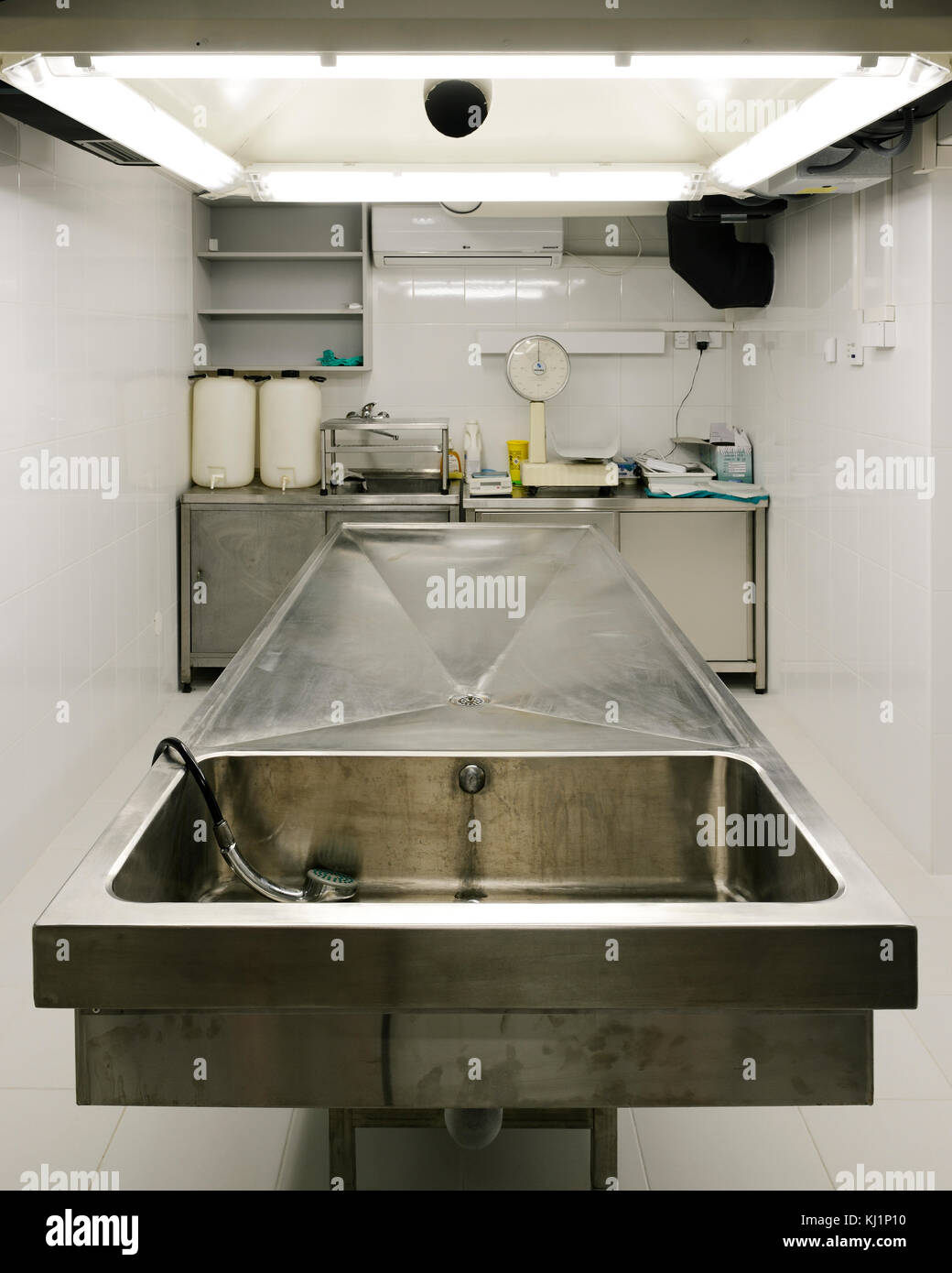 Table d'autopsie à la morgue Banque D'Images