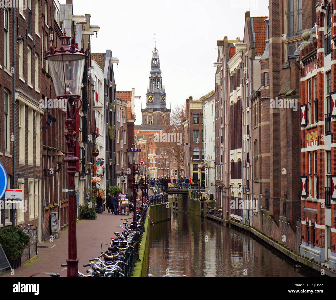 Oudezijds Kolk canal, dans le centre d'Amsterdam, dans le quartier de De Wallen. Construit au xve siècle, il a servi de canal de drainage. 2017 Banque D'Images
