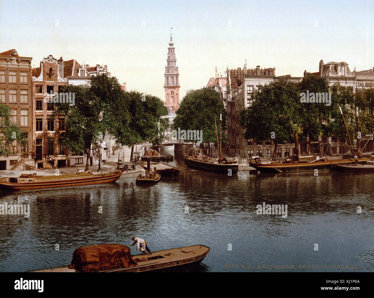 Impression photomécanique datée de 1900, représentant l'Groen Burgwal (canal), d'Amsterdam. La tour Munttoren ('Mint') peut être vu dans la distance Banque D'Images