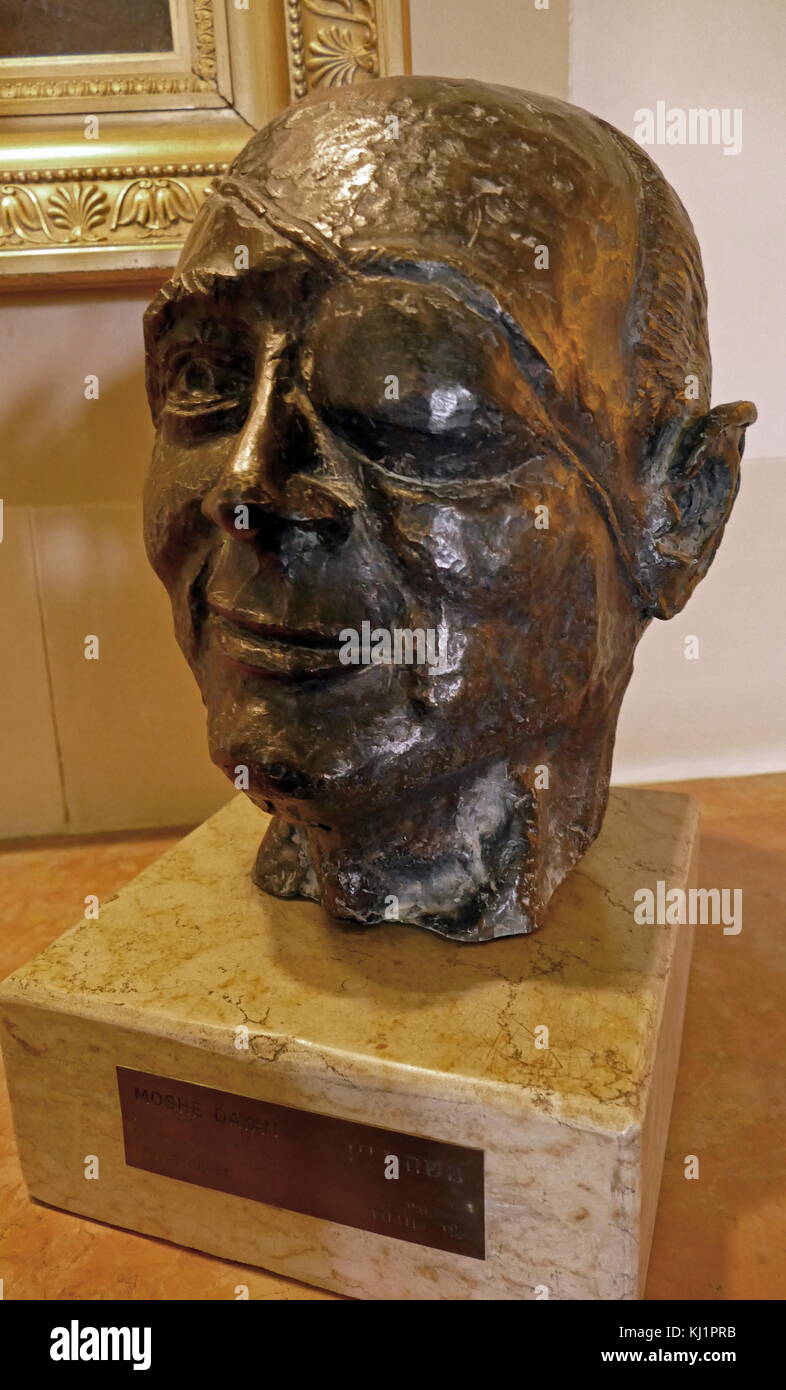Buste d'homme politique israélien Moshe Dayan, par Levi Shochat 1973. Moshe Dayan (1915 - 1981) était un chef militaire et homme politique israélien. chef d'état-major des Forces de défense d'Israël (1953-58) au cours de la crise de Suez en 1956 Le ministre de la Défense pendant la Guerre des Six Jours en 1967 Banque D'Images