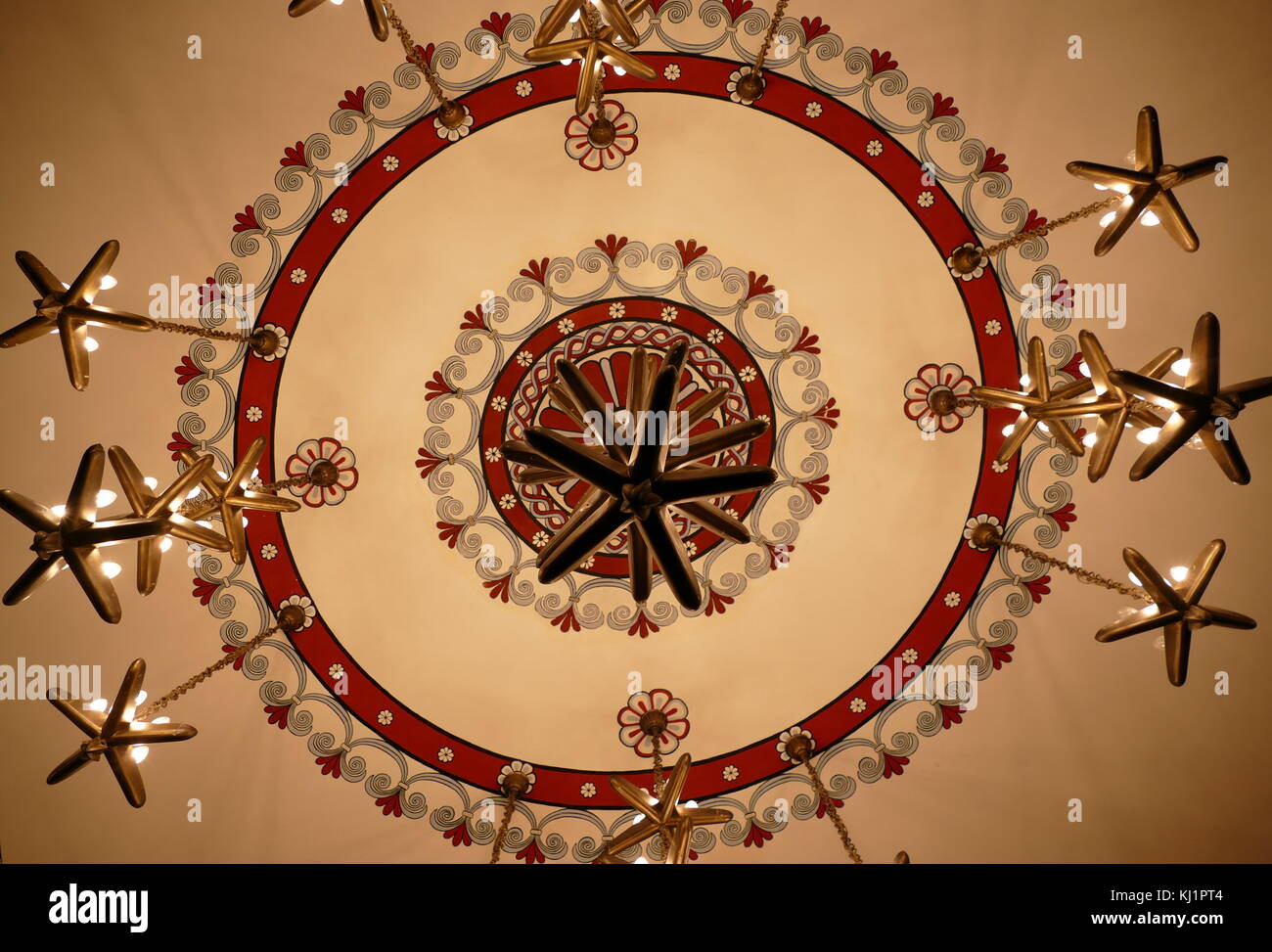 Plafond décoré, à l'intérieur de l'hôtel King David à Jérusalem, Israël. Ouvert en 1931, l'hôtel a été construit avec le calcaire rose taillée et fondée par Ezra Mosseri, un riche banquier juif égyptien. Il est situé sur King David Street dans le centre de Jérusalem, donnant sur la vieille ville et le Mont Sion. Banque D'Images