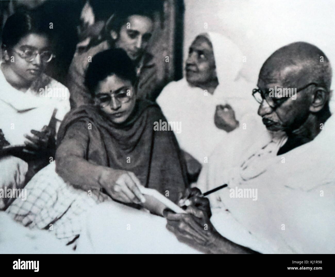 Grève de la faim par Mohandas Karamchand Gandhi (1869 - 1948), Gandhi a été le principal chef de l'indépendance de l'Inde en mouvement a décidé de l'Inde. À 5:17 pm le 30 janvier 1948, Gandhi était avec ses petites-nièces dans le jardin de l'ancienne maison Birla (maintenant Gandhi Smriti), sur sa façon de s'attaquer à une réunion de prière, quand Nathuram Godse a tiré trois balles d'un pistolet Beretta 9 mm dans la poitrine à bout portant Banque D'Images