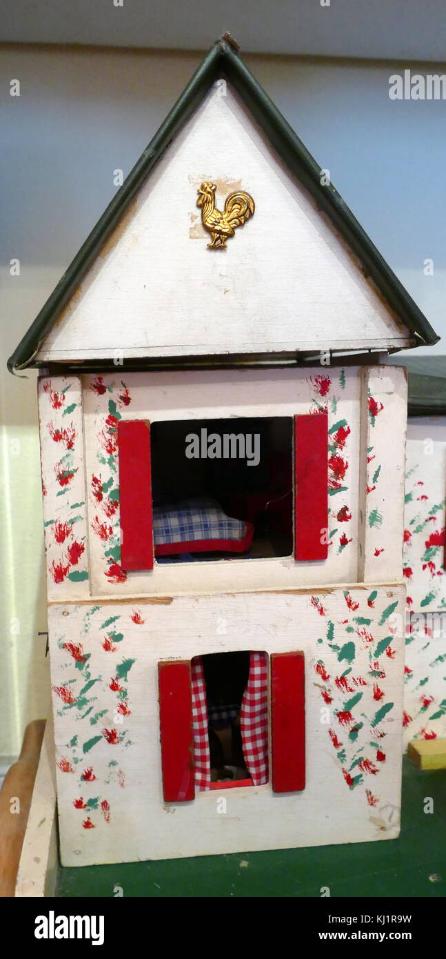 Kieberhof (allemand) de style tyrolien Maison de poupées fabriquées par Tudor Toys 1950 Banque D'Images